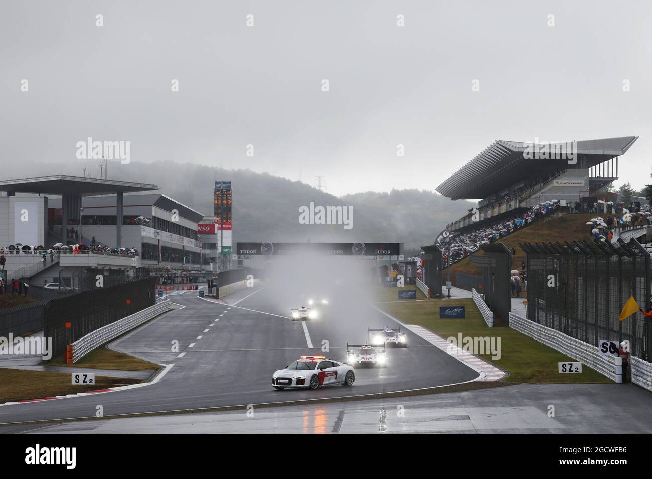 Timo Bernhard (GER) / Mark Webber (AUS) / Brendon Hartley (NZL) n° 17 Porsche Team Porsche 919 Hybrid porta dietro la Safety Car. Campionato Mondiale FIA Endurance, turno 6, sei ore di Fuji, domenica 11 ottobre 2015. Fuji, Giappone. Foto Stock