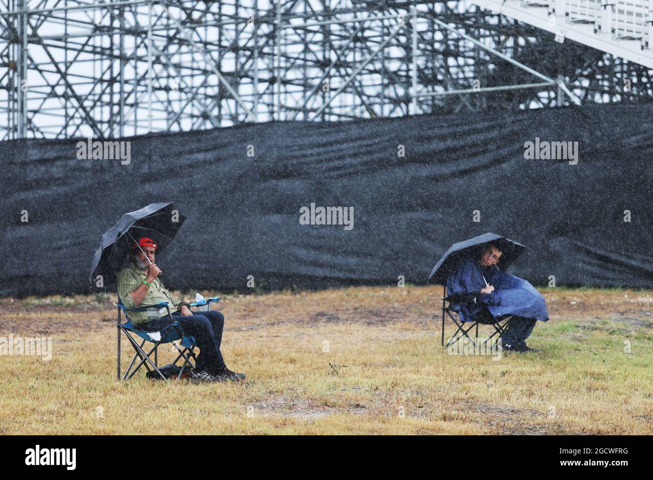 Fan sotto la pioggia. Gran Premio degli Stati Uniti, venerdì 23 ottobre 2015. Circuito delle Americhe, Austin, Texas, USA. Foto Stock