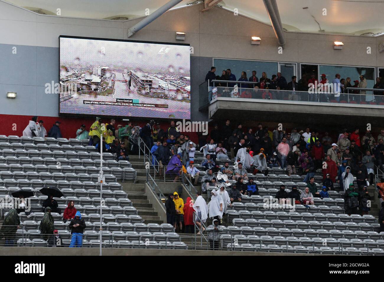 I fan lasciano la tribuna mentre le qualifiche sono rimandate. Gran Premio degli Stati Uniti, sabato 24 novembre 2015. Circuito delle Americhe, Austin, Texas, USA. Foto Stock