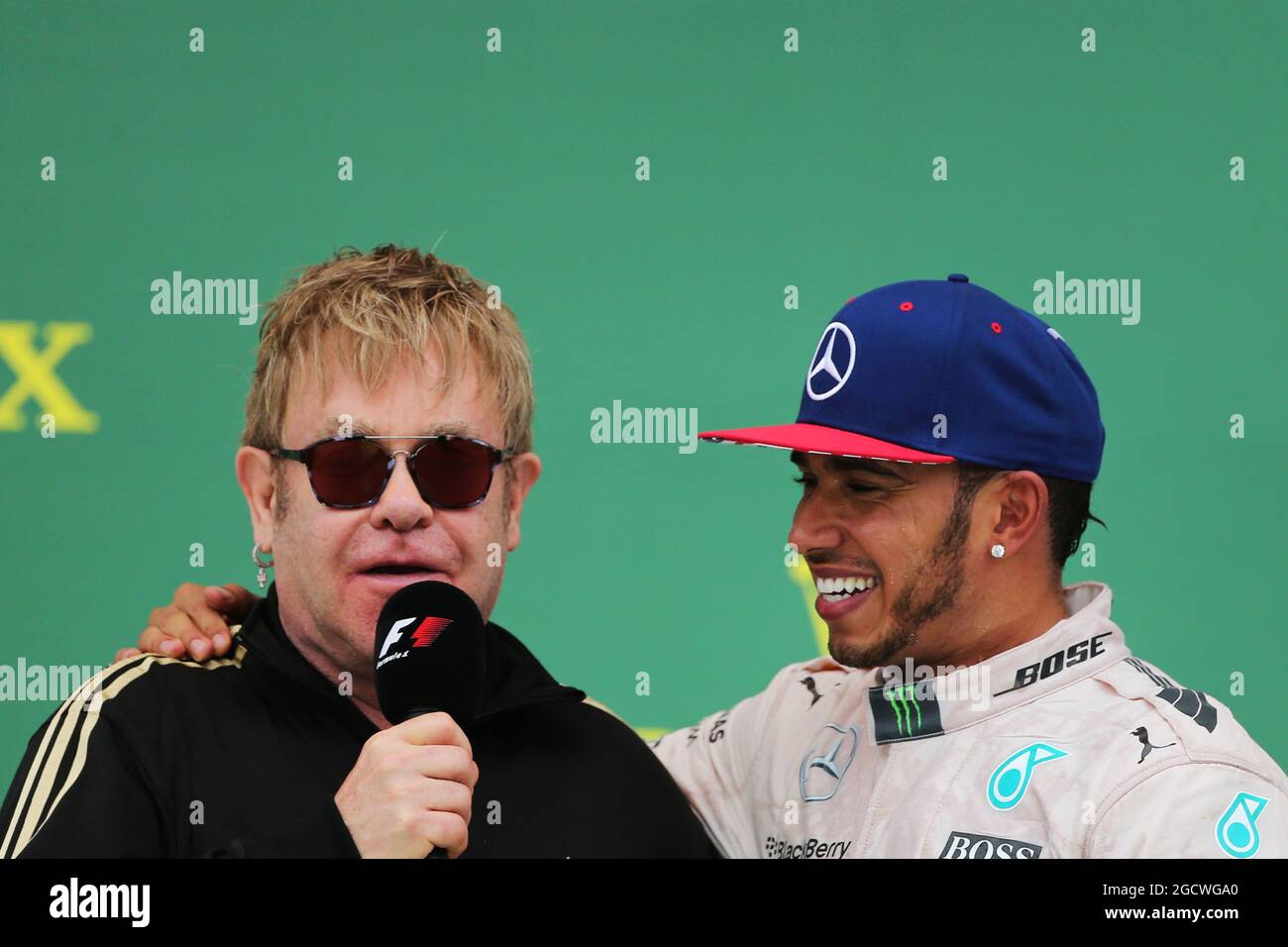 Il podio (da L a R): Sir Elton John (GBR) con il vincitore della gara e il campione del mondo Lewis Hamilton (GBR) Mercedes AMG F1 sul podio. Gran Premio degli Stati Uniti, domenica 25 novembre 2015. Circuito delle Americhe, Austin, Texas, USA. Foto Stock
