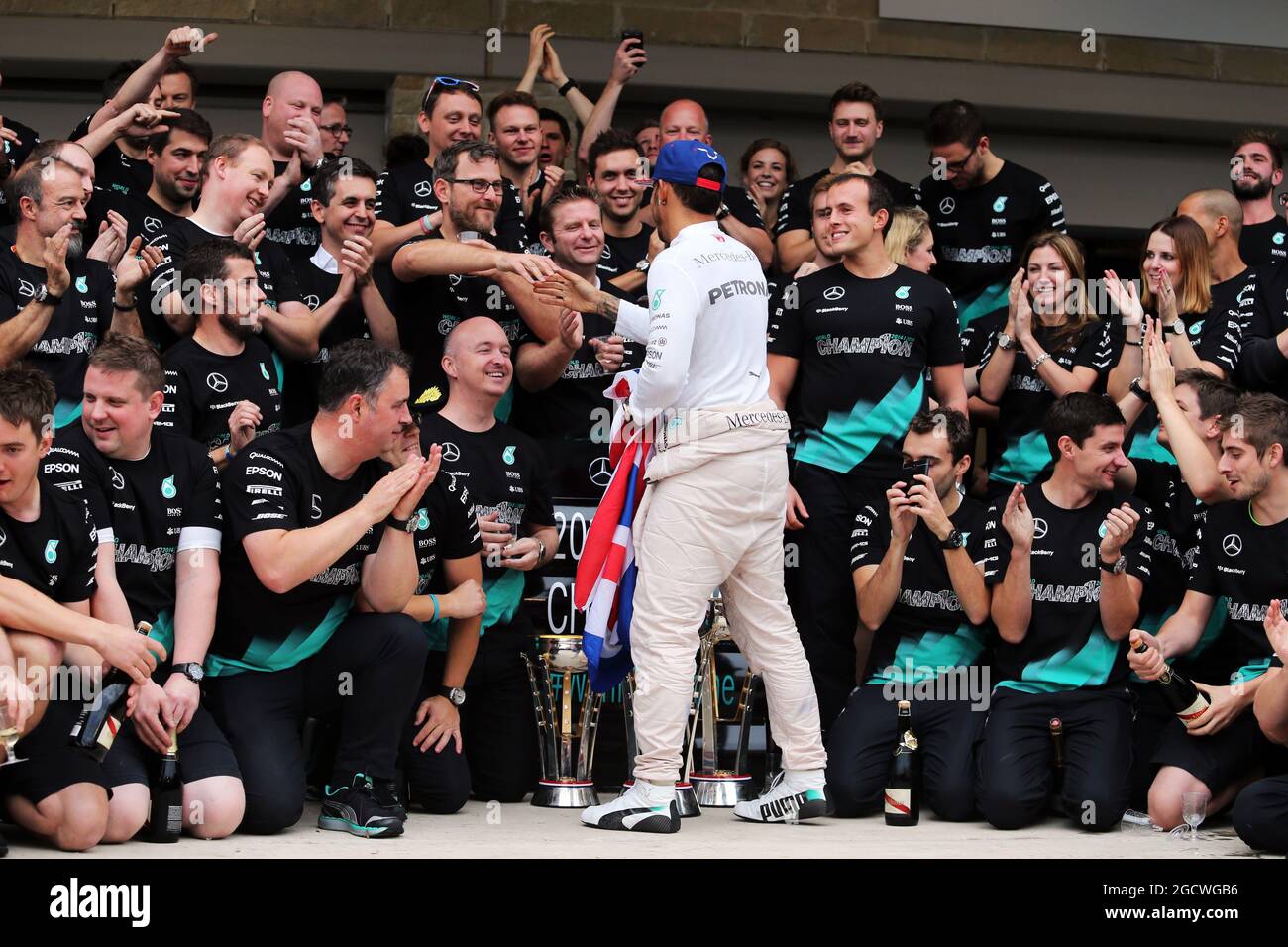 Vincitore della gara e campione del mondo Lewis Hamilton (GBR) Mercedes AMG F1 festeggia con il team. Gran Premio degli Stati Uniti, domenica 25 novembre 2015. Circuito delle Americhe, Austin, Texas, USA. Foto Stock