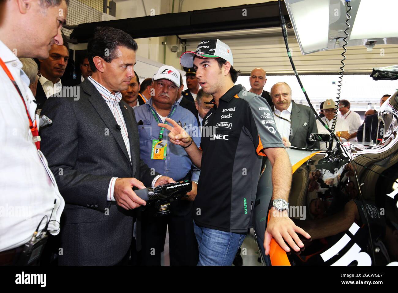 Sergio Perez (MEX) Sahara Force India F1 (destra) incontra Enrique pena Nieto (MEX) presidente messicano. Gran Premio del Messico, giovedì 29 ottobre 2015. Città del Messico, Messico. Foto Stock