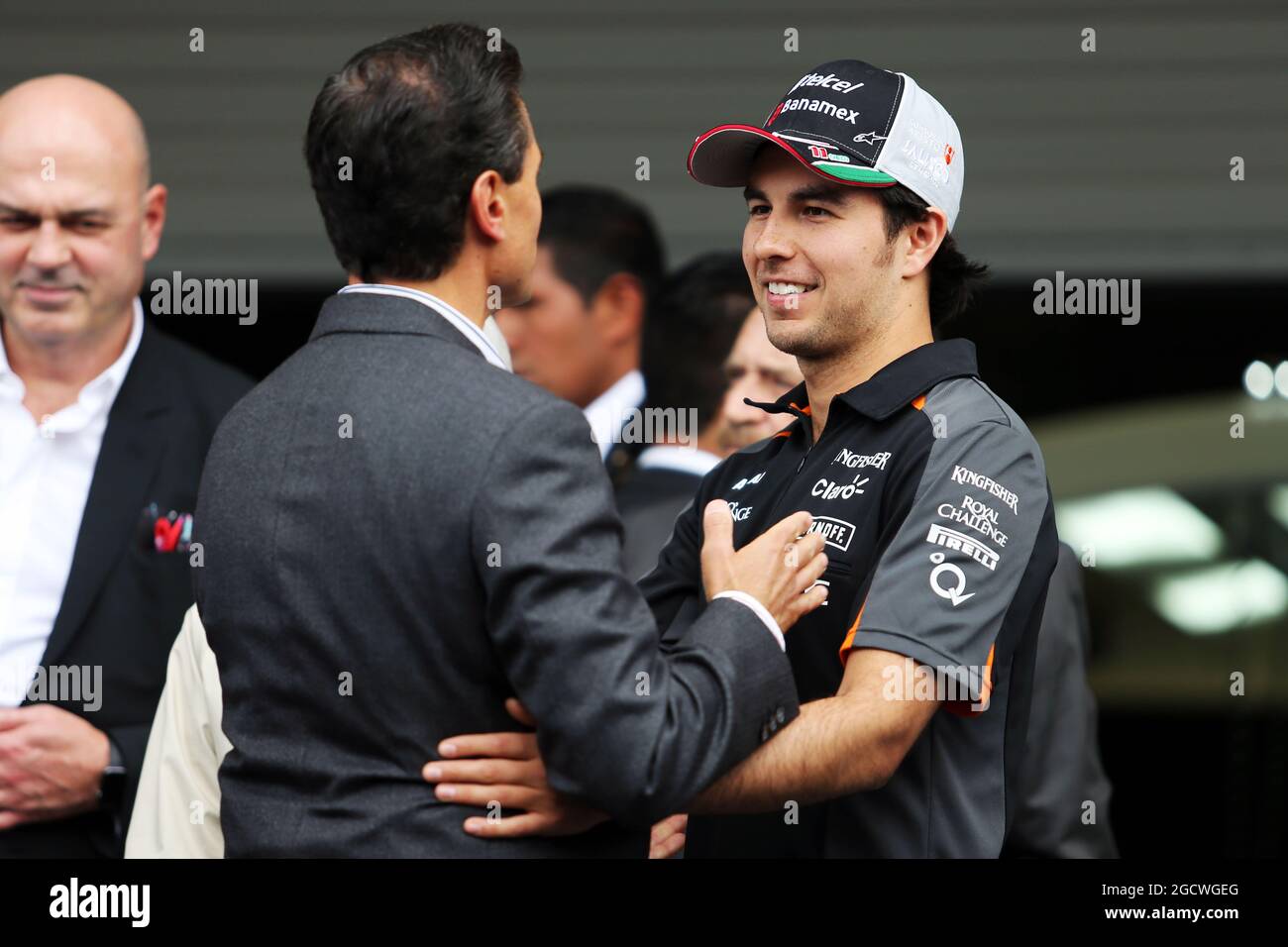 (Da L a R): Enrique pena Nieto (MEX) Presidente messicano con Sergio Perez (MEX) Sahara Force India F1. Gran Premio del Messico, giovedì 29 ottobre 2015. Città del Messico, Messico. Foto Stock