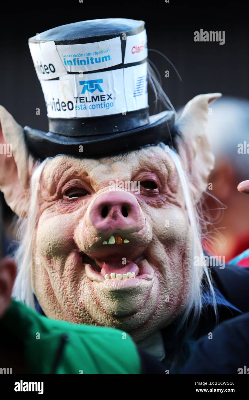 Un ventilatore che indossa una maschera di maiale. Gran Premio del Messico, giovedì 29 ottobre 2015. Città del Messico, Messico. Foto Stock