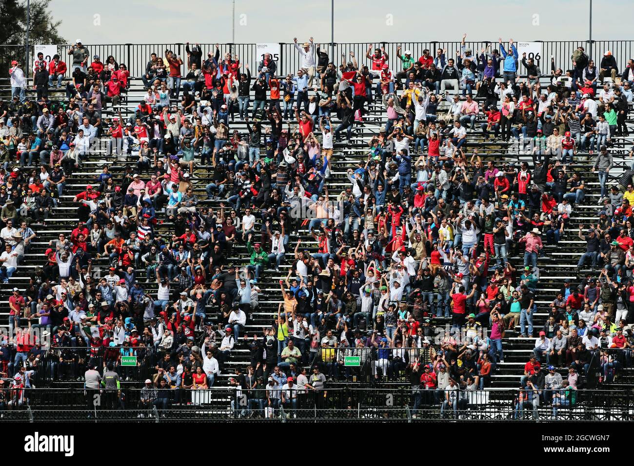 Tifosi nella tribuna. Gran Premio del Messico, venerdì 30 ottobre 2015. Città del Messico, Messico. Foto Stock