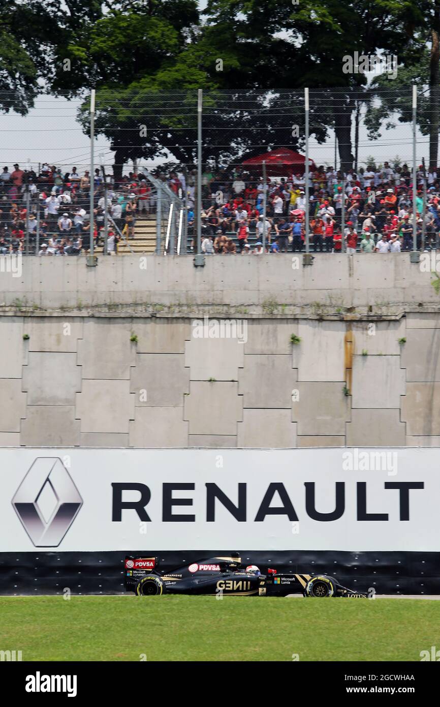 Romain Grosjean (fra) Lotus F1 E23 passa una Renault pubblicità accaparramento. Gran Premio del Brasile, sabato 14 novembre 2015. San Paolo, Brasile. Foto Stock