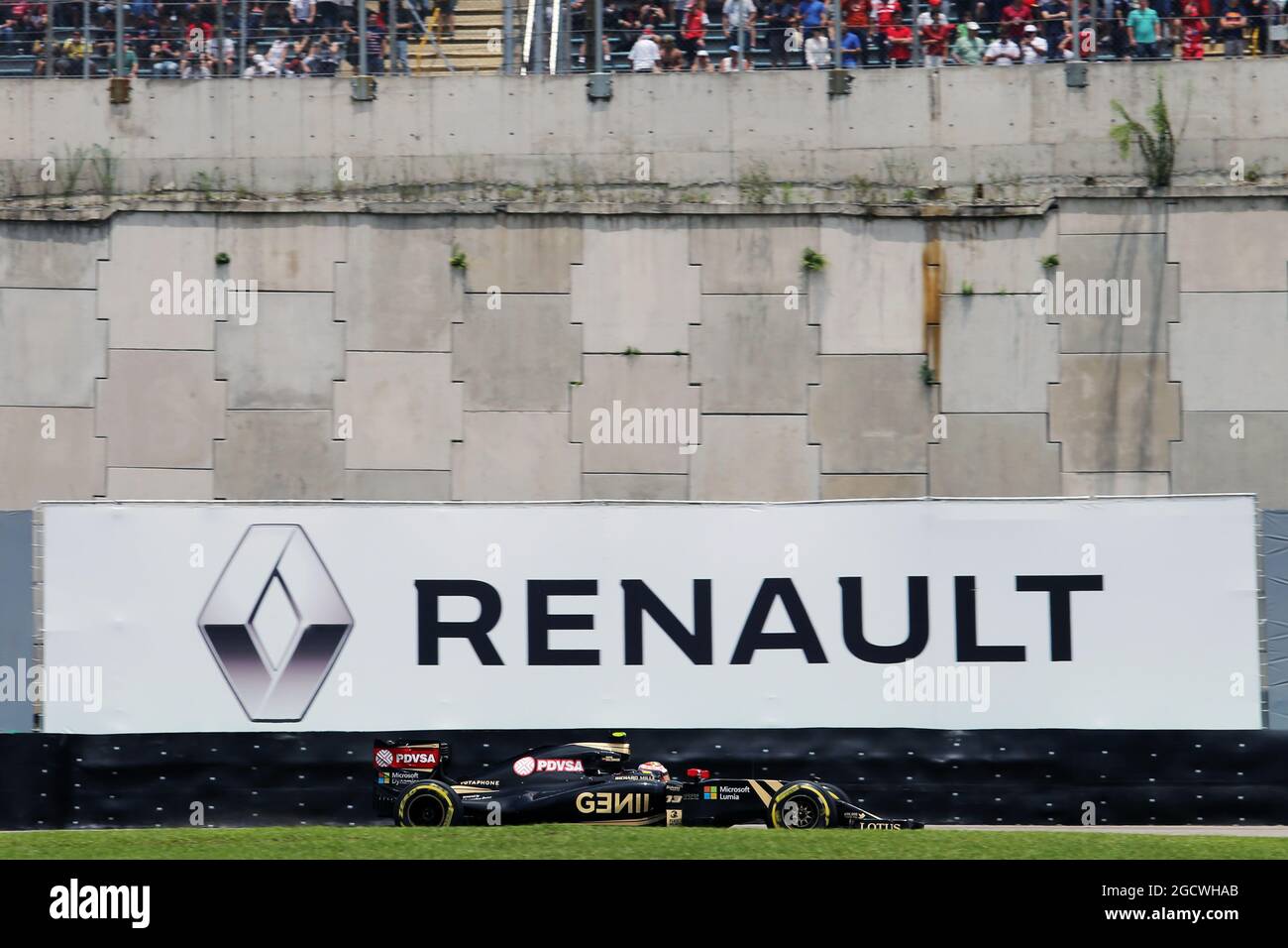 Il pastore Maldonado (VEN) Lotus F1 E23 passa una Renault pubblicità accaparramento. Gran Premio del Brasile, sabato 14 novembre 2015. San Paolo, Brasile. Foto Stock