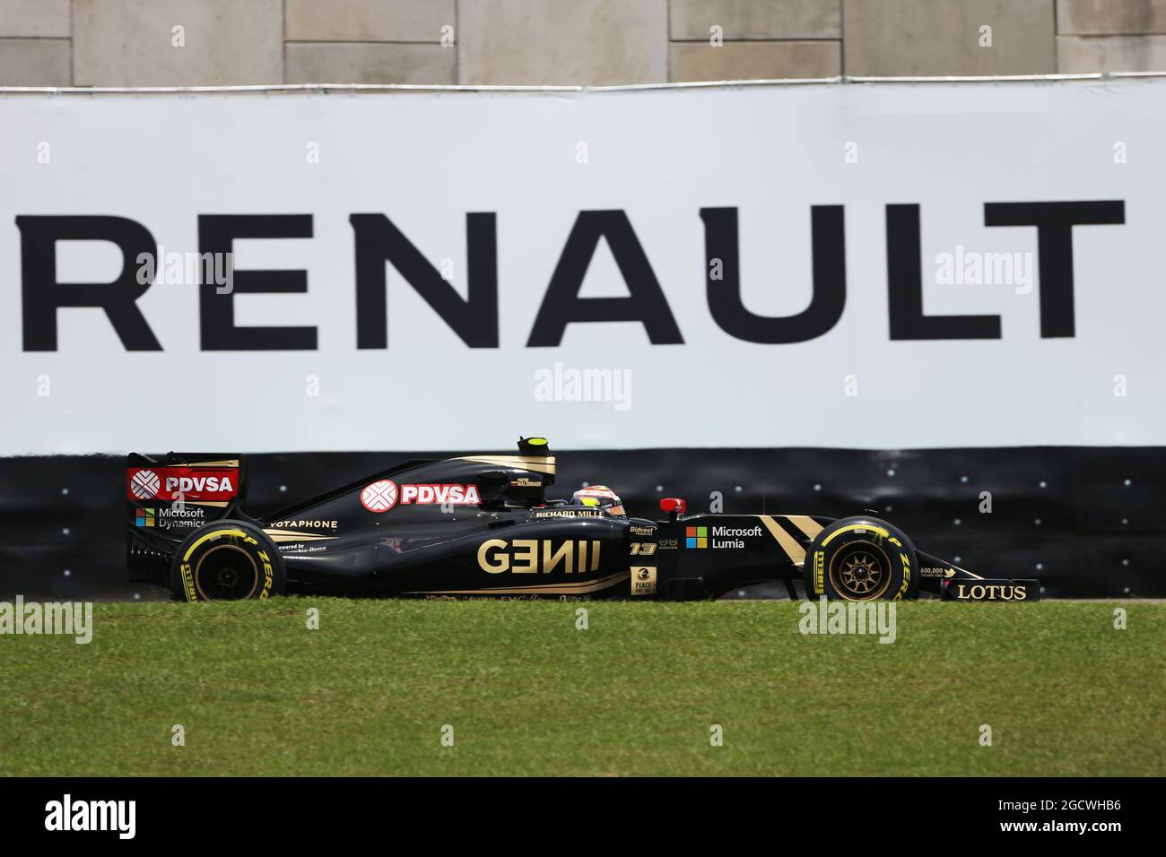 Il pastore Maldonado (VEN) Lotus F1 E23 passa una pubblicità Renauly accaparramento. Gran Premio del Brasile, sabato 14 novembre 2015. San Paolo, Brasile. Foto Stock