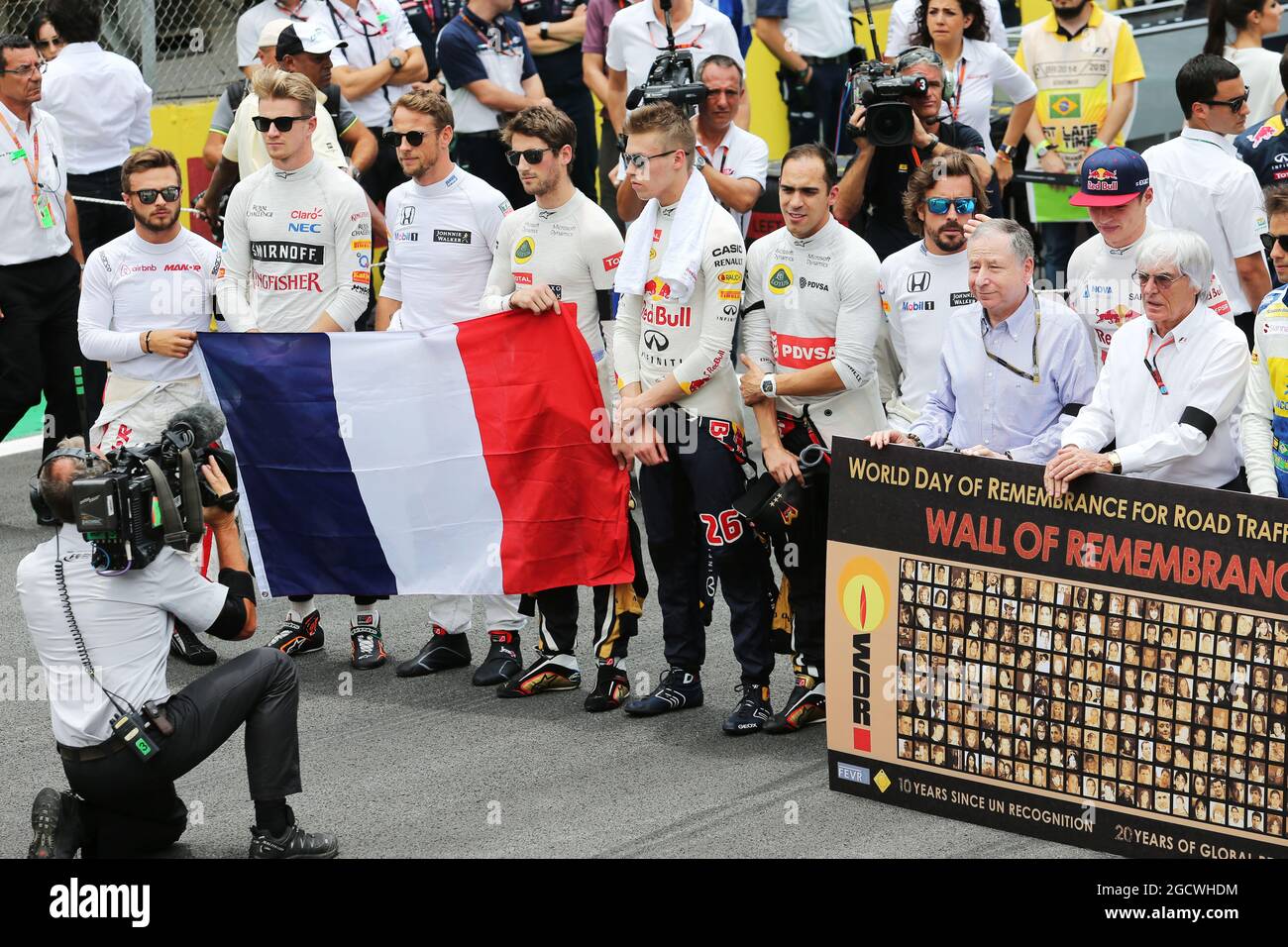 La rete osserva un minuto di silenzio per la Giornata Mondiale della memoria per le vittime del traffico stradale e le vittime degli attentati terroristici di Parigi. Gran Premio del Brasile, domenica 15 novembre 2015. San Paolo, Brasile. Foto Stock