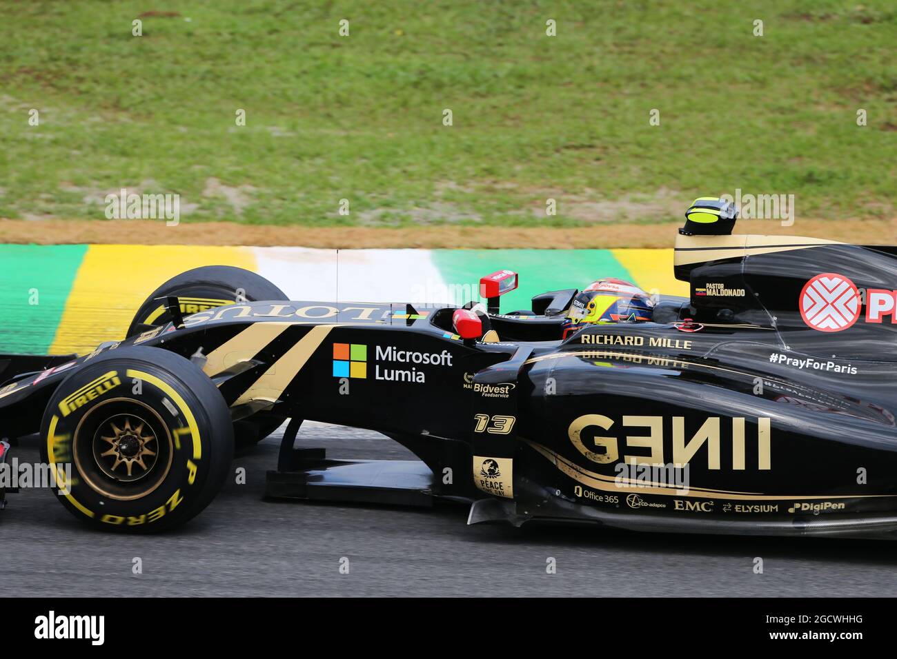 Il pastore Maldonado (VEN) Lotus F1 E23 con un hashtag PrayForParis sulla vettura. Gran Premio del Brasile, domenica 15 novembre 2015. San Paolo, Brasile. Foto Stock