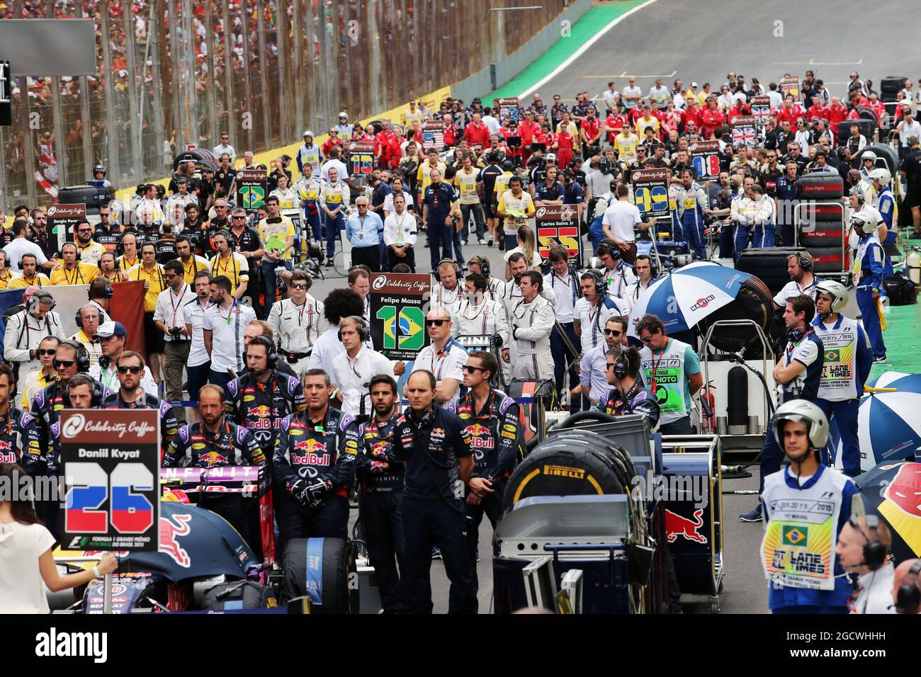 La rete osserva un minuto di silenzio per la Giornata Mondiale della memoria per le vittime del traffico stradale e le vittime degli attentati terroristici di Parigi. Gran Premio del Brasile, domenica 15 novembre 2015. San Paolo, Brasile. Foto Stock