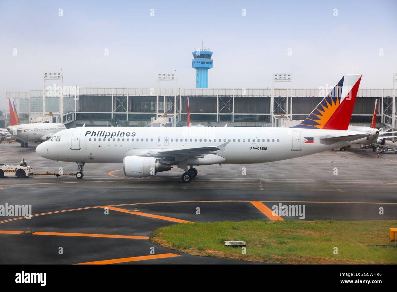 MANILA, FILIPPINE - 8 DICEMBRE 2017: Philippine Airlines (PAL) Airbus A320 all'aeroporto internazionale Ninoy Aquino (NAIA), Manila. La maniglia dell'aeroporto Foto Stock