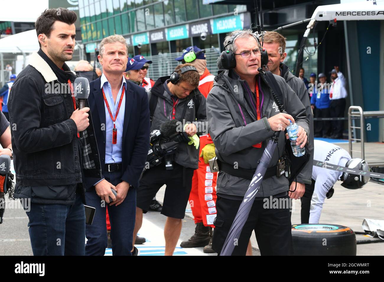 (Da L a R): Steve Jones (GBR) canale 4 F1 presentatore con David Coulthard (GBR) Red Bull Racing e Scuderia Toro Advisor / canale 4 F1 commentatore. Gran Premio d'Australia, sabato 19 marzo 2016. Albert Park, Melbourne, Australia. Foto Stock