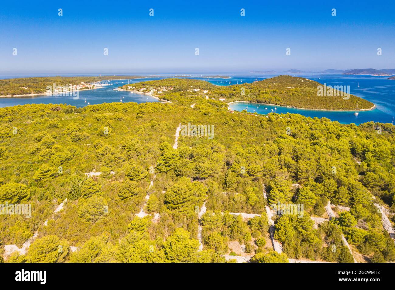 Veduta aerea della baia di Veli Rat sull'isola di Dugi Otok in Croazia Foto Stock