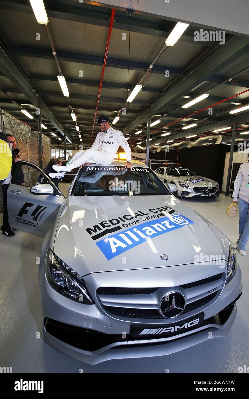 Lewis Hamilton (GBR) Mercedes AMG F1 festeggia la sua pole position sulla vetta della FIA Medical Car. Gran Premio d'Australia, sabato 19 marzo 2016. Albert Park, Melbourne, Australia. Foto Stock