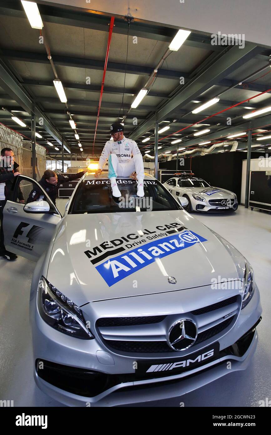 Lewis Hamilton (GBR) Mercedes AMG F1 festeggia la sua pole position sulla vetta della FIA Medical Car. Gran Premio d'Australia, sabato 19 marzo 2016. Albert Park, Melbourne, Australia. Foto Stock
