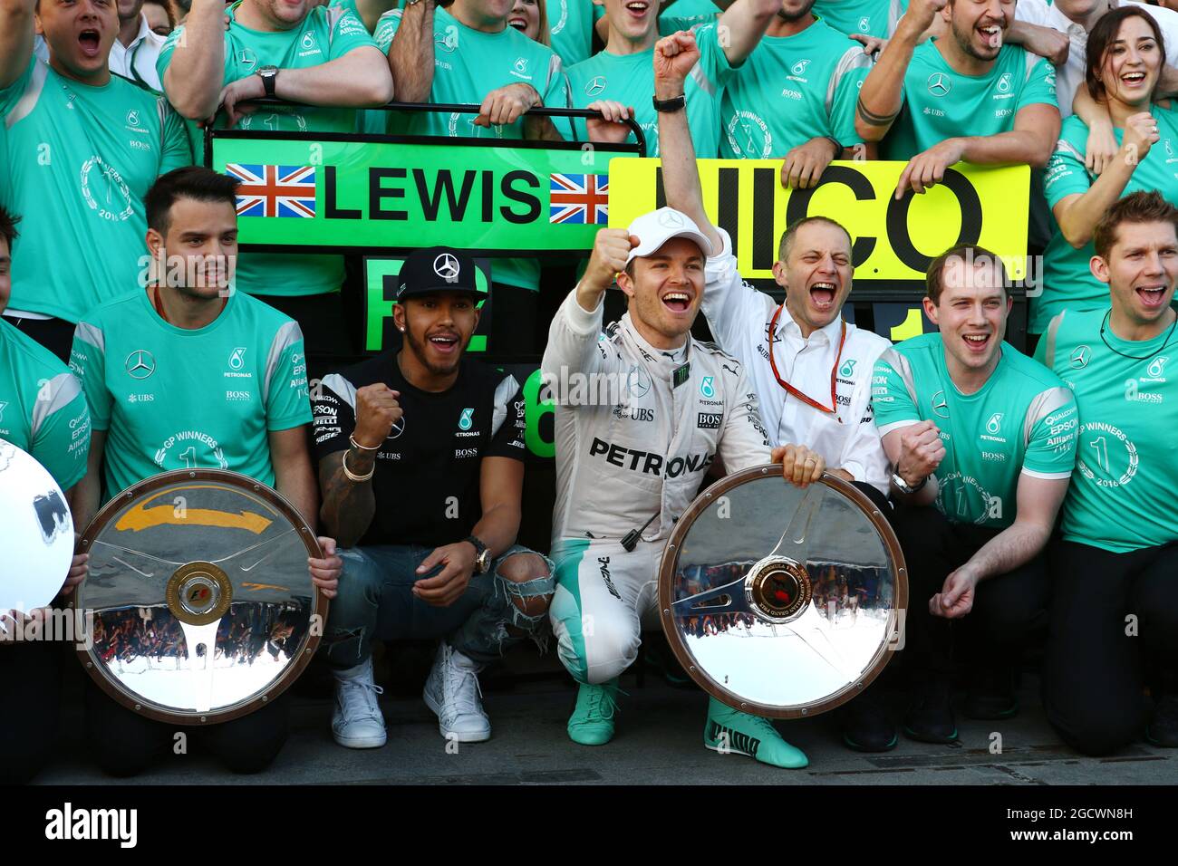 Il vincitore della gara Nico Rosberg (GER) Mercedes AMG F1 e il secondo compagno di squadra Lewis Hamilton (GBR) Mercedes AMG F1 festeggiano con il team. Gran Premio d'Australia, domenica 20 marzo 2016. Albert Park, Melbourne, Australia. Foto Stock