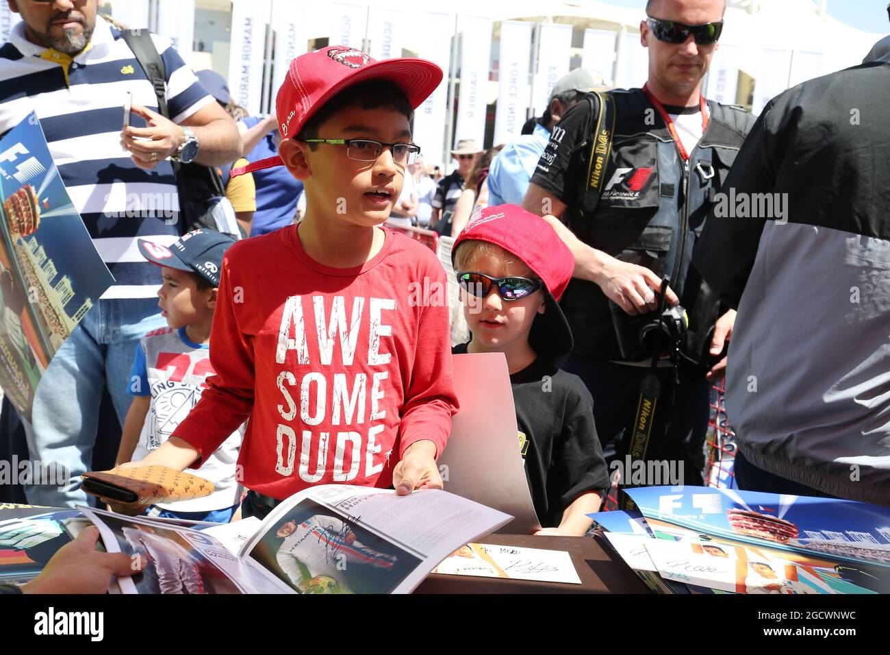 Ventilatori. Gran Premio del Bahrain, sabato 2 aprile 2016. Sakhir, Bahrein. Foto Stock