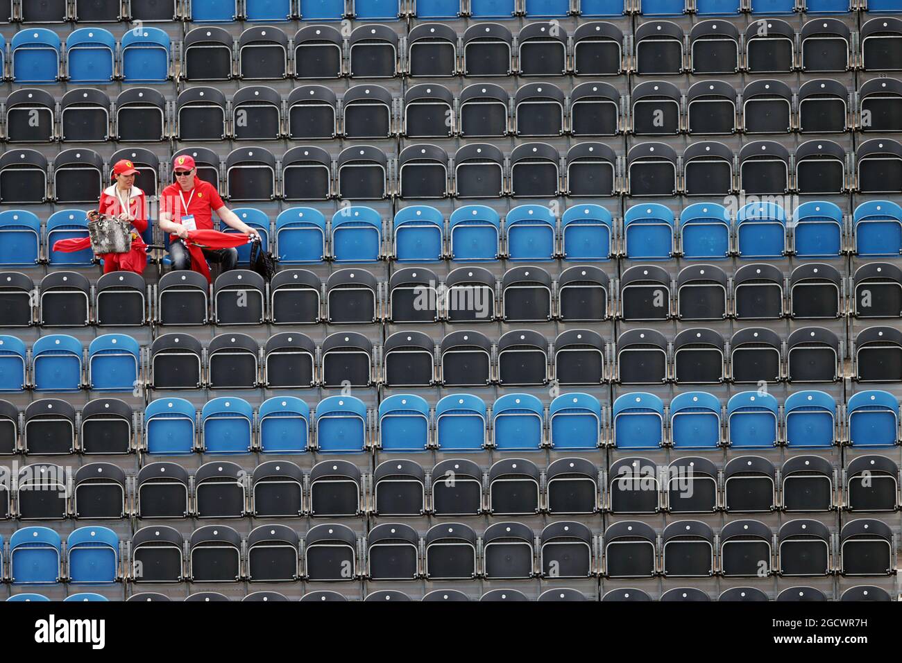 Due tifosi nella tribuna. Gran Premio di Russia, venerdì 29 aprile 2016. Sochi Autodrom, Sochi, Russia. Foto Stock