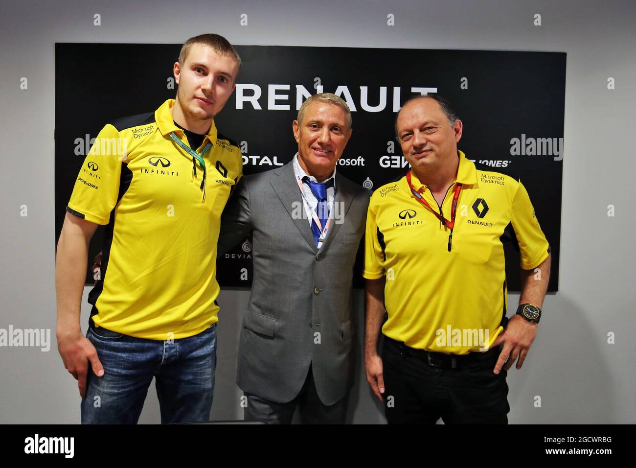 (Da L a R): Sergey Sirotkin (RUS) pilota del Team di F1 Renault Sport; Boris Rotenberg (RUS) Banca SMP e co-proprietario del Gruppo SGM; e Frederic Vasseur (fra) Direttore del Team di F1 Renault Sport, durante una chiamata media. Gran Premio di Russia, sabato 30 aprile 2016. Sochi Autodrom, Sochi, Russia. Foto Stock