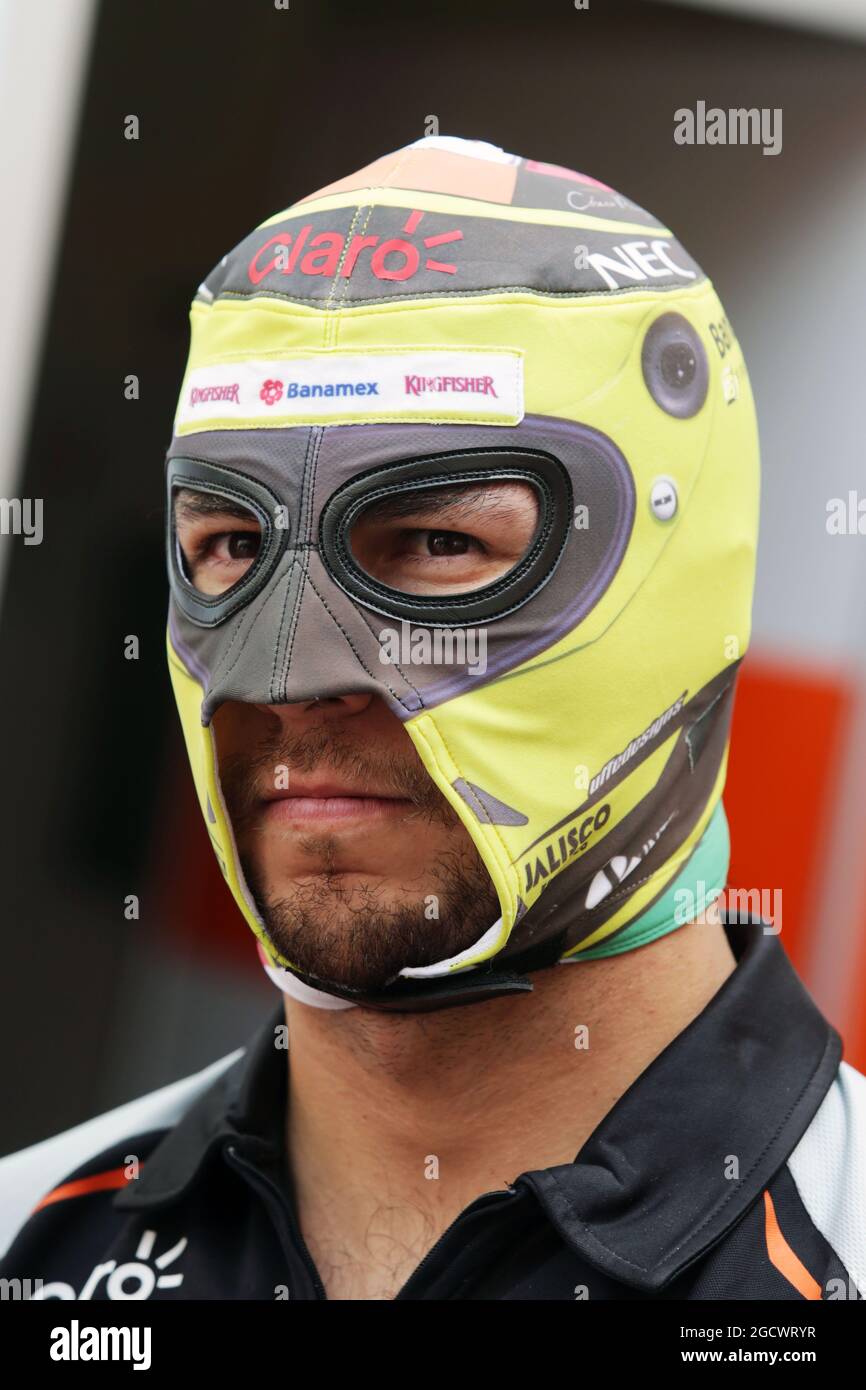 Sergio Perez (MEX) Sahara Force India F1 in una maschera da wrestler messicana. Gran Premio di Spagna, giovedì 12 maggio 2016. Barcellona, Spagna. Foto Stock