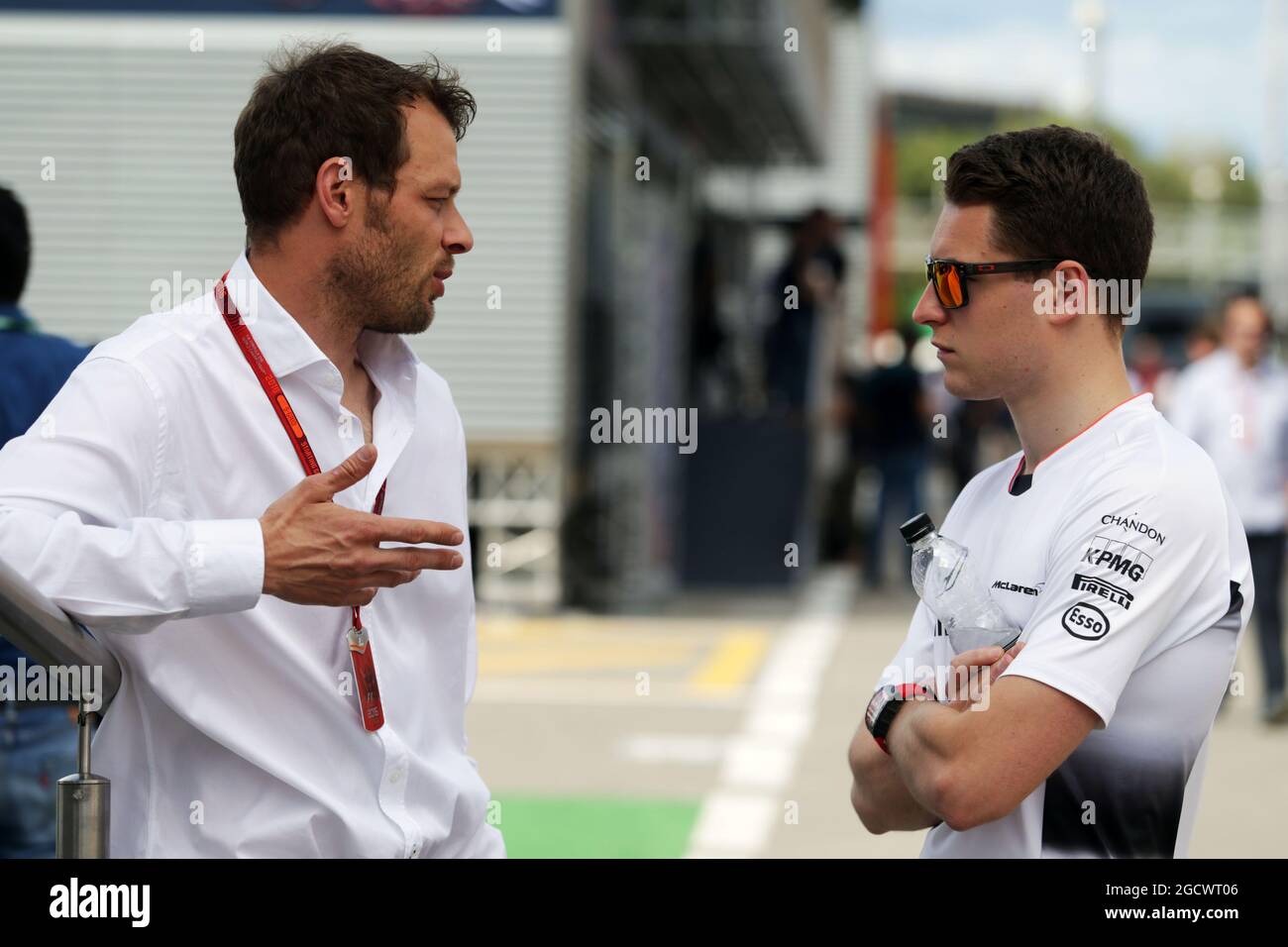 (Da L a R): Alex Wurz (AUT) pilota Williams Mentor / GPDA Presidente con Stoffel Vandoorne (bel) McLaren Test e pilota di riserva. Gran Premio di Spagna, giovedì 12 maggio 2016. Barcellona, Spagna. Foto Stock