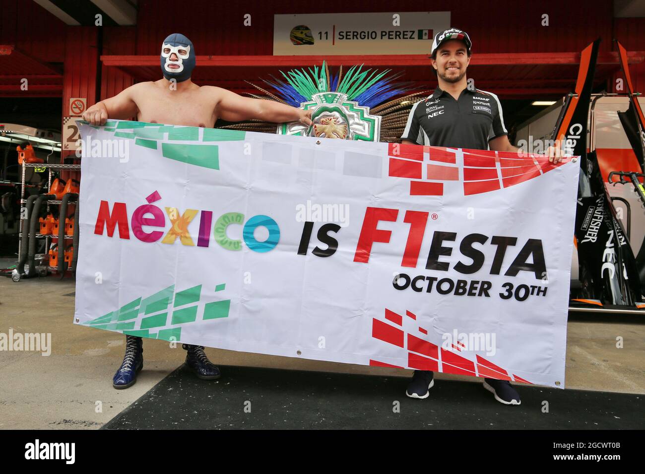 Sergio Perez (MEX) Sahara Force India F1 con Blue Demon Jr. (MEX) Luchador e lottatore. Gran Premio di Spagna, giovedì 12 maggio 2016. Barcellona, Spagna. Foto Stock