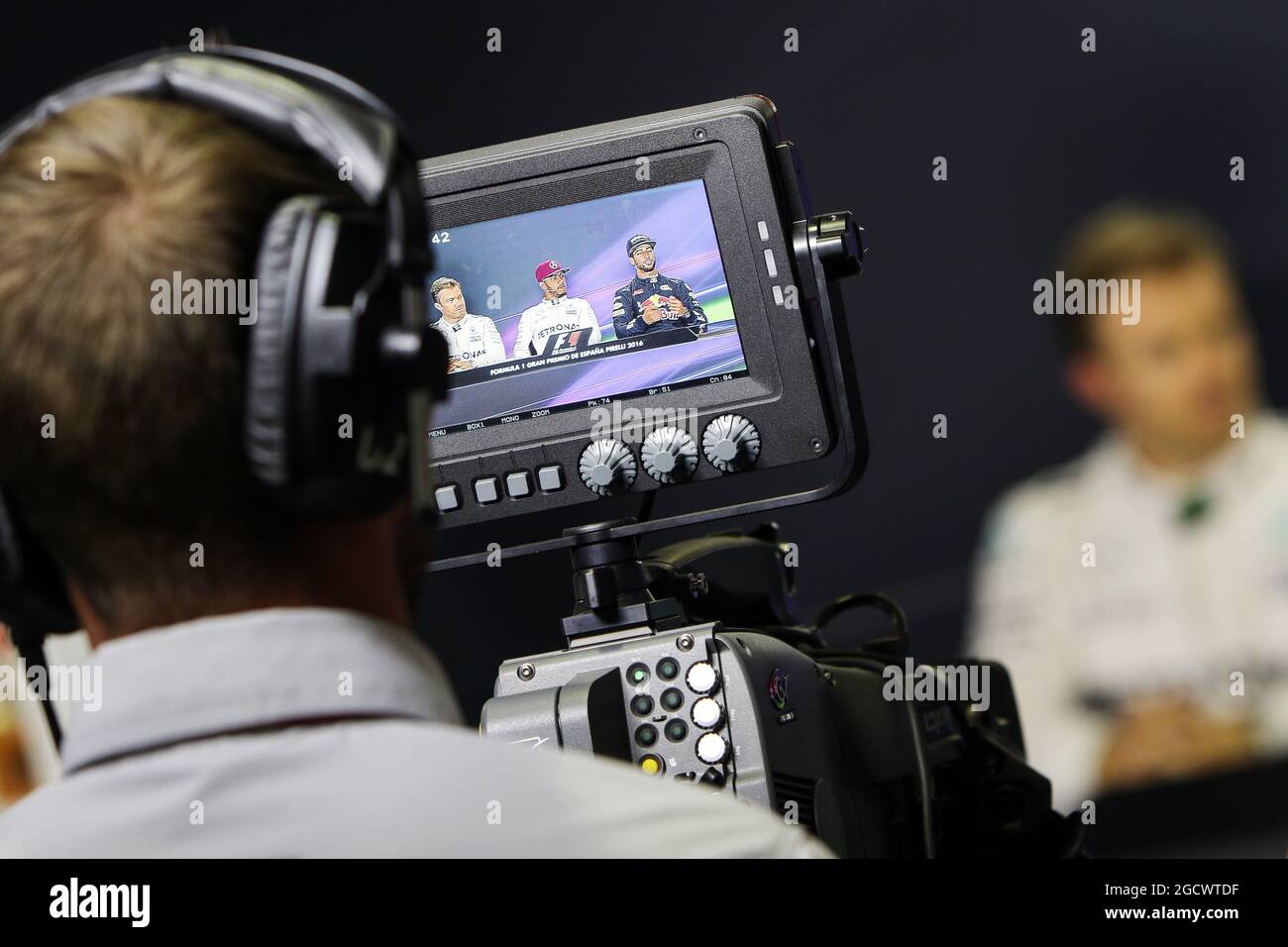 Un cameraman filma la Conferenza stampa della FIA. Gran Premio di Spagna, sabato 14 maggio 2016. Barcellona, Spagna. Foto Stock