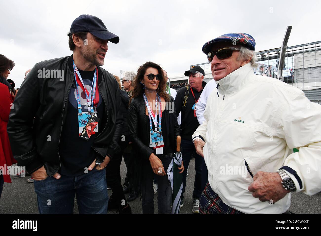 (Da L a R): Javier Bardem (ESP) attore con sua moglie Penelope Cruz (ESP) attrice e Jackie Stewart (GBR) sulla griglia. Gran Premio del Canada, domenica 12 giugno 2016. Montreal, Canada. Foto Stock