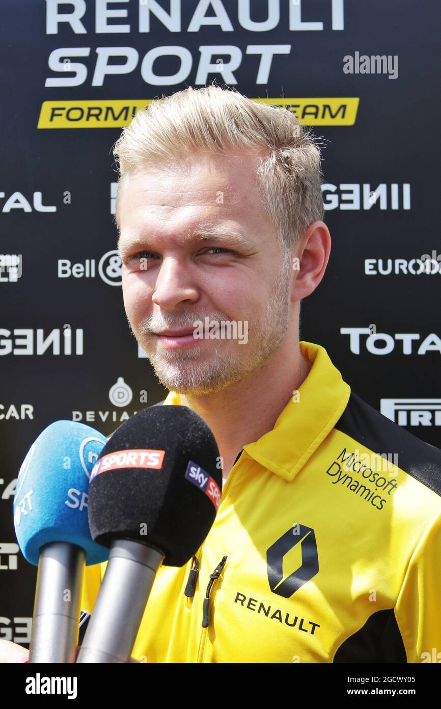 Kevin Magnussen (DEN) Renault Sport F1 Team con i media. Gran Premio d'Europa, giovedì 16 giugno 2016. Circuito cittadino di Baku, Azerbaigian. Foto Stock