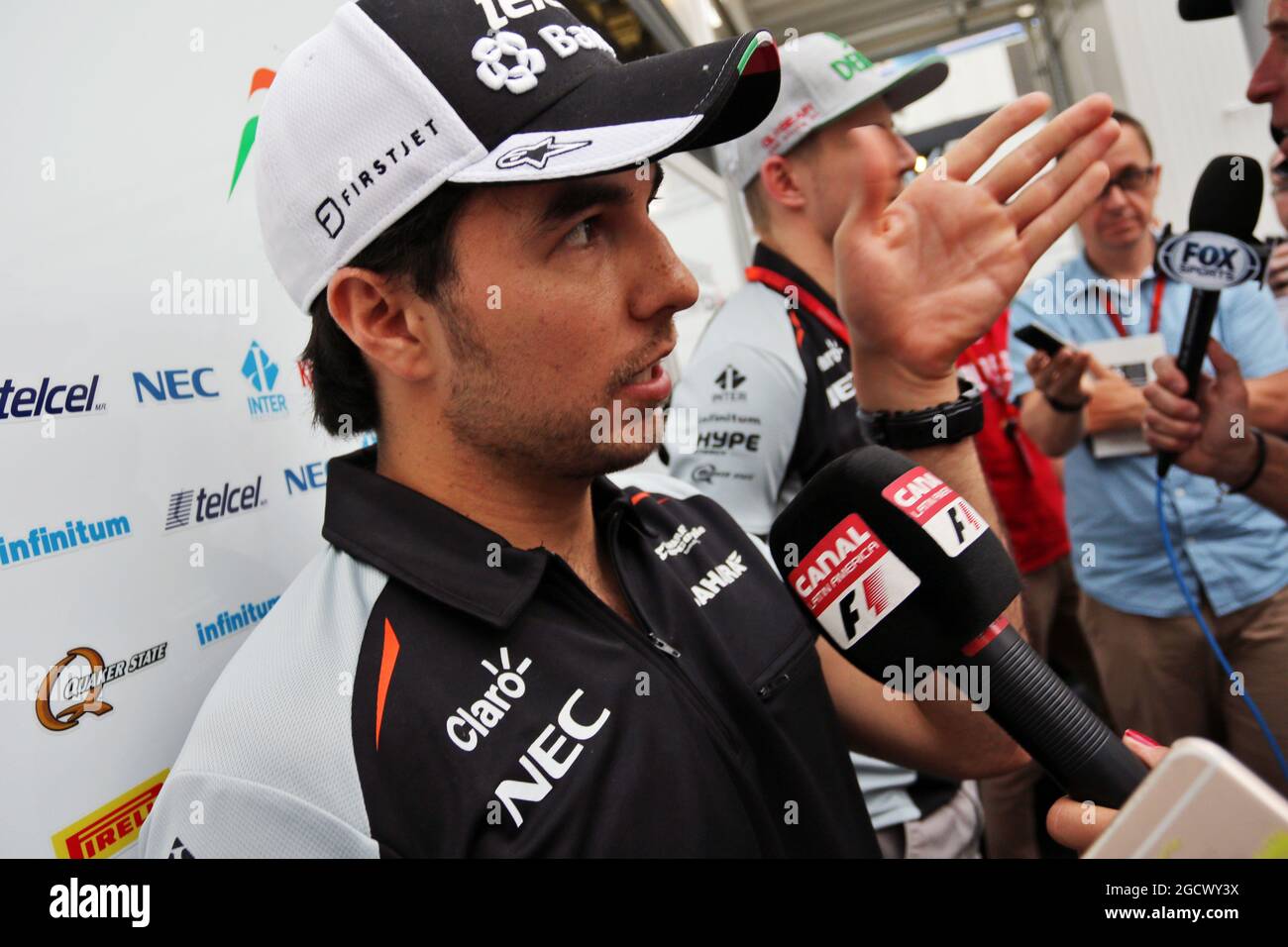 Sergio Perez (MEX) Sahara forza India F1 con i media. Gran Premio d'Europa, venerdì 17 giugno 2016. Circuito cittadino di Baku, Azerbaigian. Foto Stock