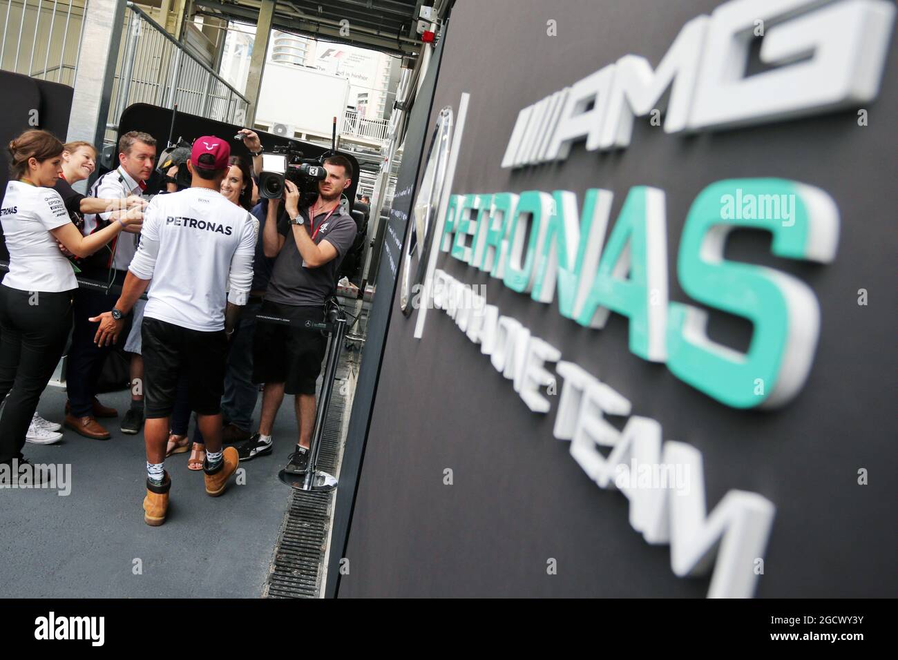 Lewis Hamilton (GBR) Mercedes AMG F1 con i media. Gran Premio d'Europa, venerdì 17 giugno 2016. Circuito cittadino di Baku, Azerbaigian. Foto Stock
