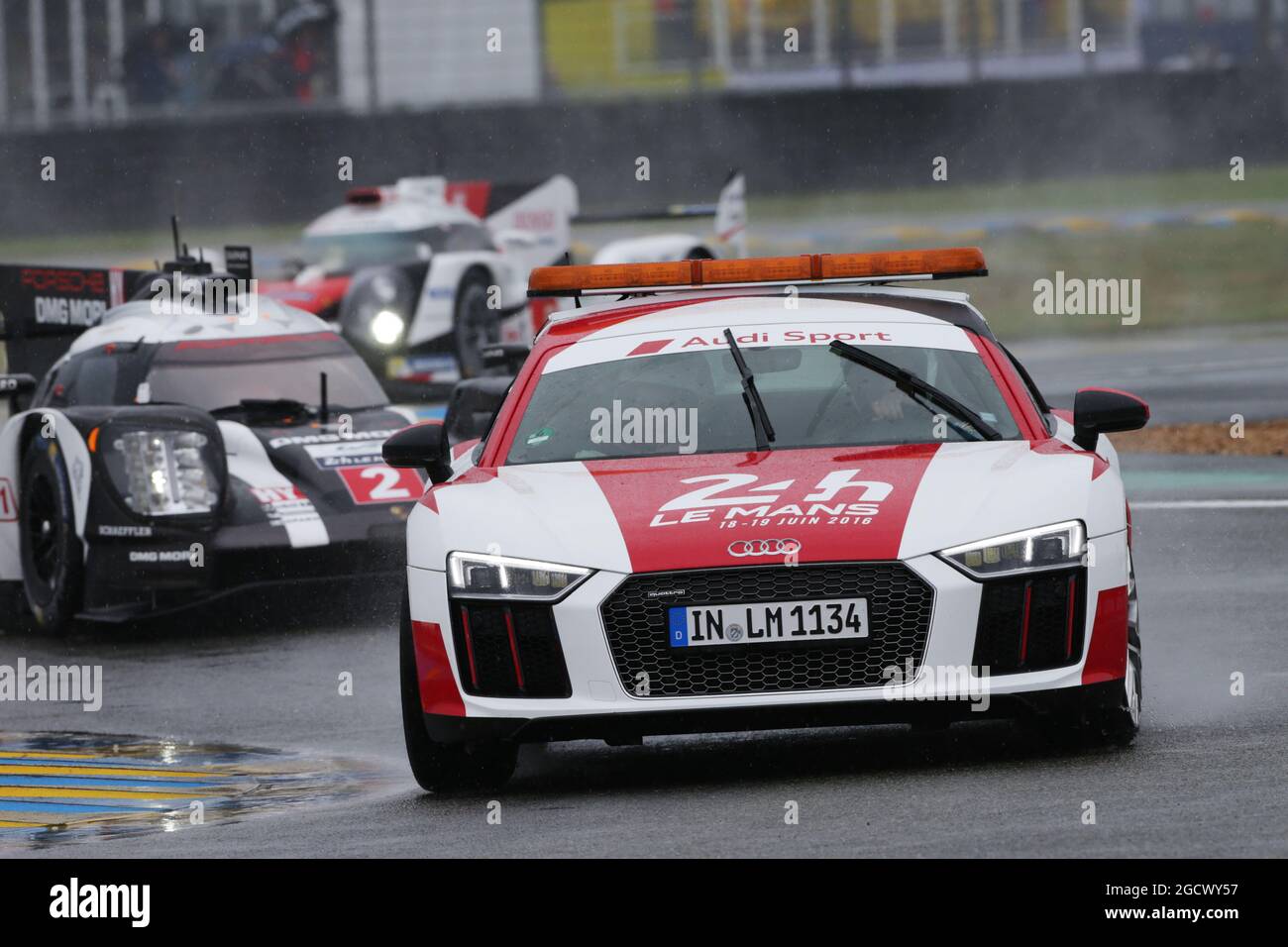 Romain Dumas (fra) / Neel Jani (sui) / Marc Lieb (GER) n° 02 Porsche Team Porsche 919 Hybrid conduce dietro la Safety Car. Campionato Mondiale FIA Endurance, ore 24 le Mans - gara, sabato 18 giugno 2016. Le Mans, Francia. Foto Stock Romain Dumas (fra) / Neel Jani (sui) / Marc Lieb (GER) n° 02 Porsche Team Porsche 919 Hybrid conduce dietro la Safety Car. Campionato Mondiale FIA Endurance, ore 24 le Mans - gara, sabato 18 giugno 2016. Le Mans, Francia. Foto Stock