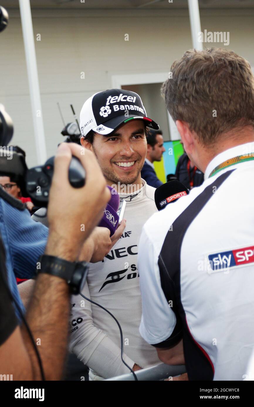 Sergio Perez (MEX) Sahara forza India F1 con i media. Gran Premio d'Europa, domenica 19 giugno 2016. Circuito cittadino di Baku, Azerbaigian. Foto Stock