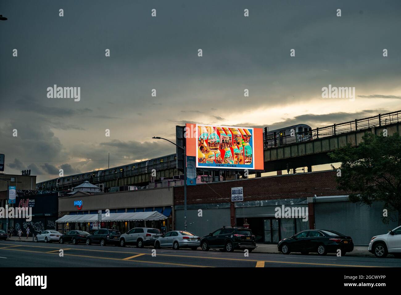Metropolitana di Coney Island in prima serata Foto Stock