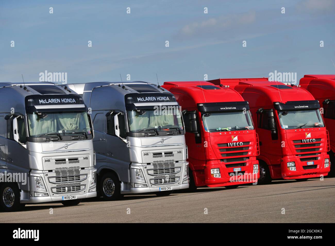 Veicoli McLaren e Ferrari. Gran Premio di Gran Bretagna, venerdì 8 luglio 2016. Silverstone, Inghilterra. Foto Stock