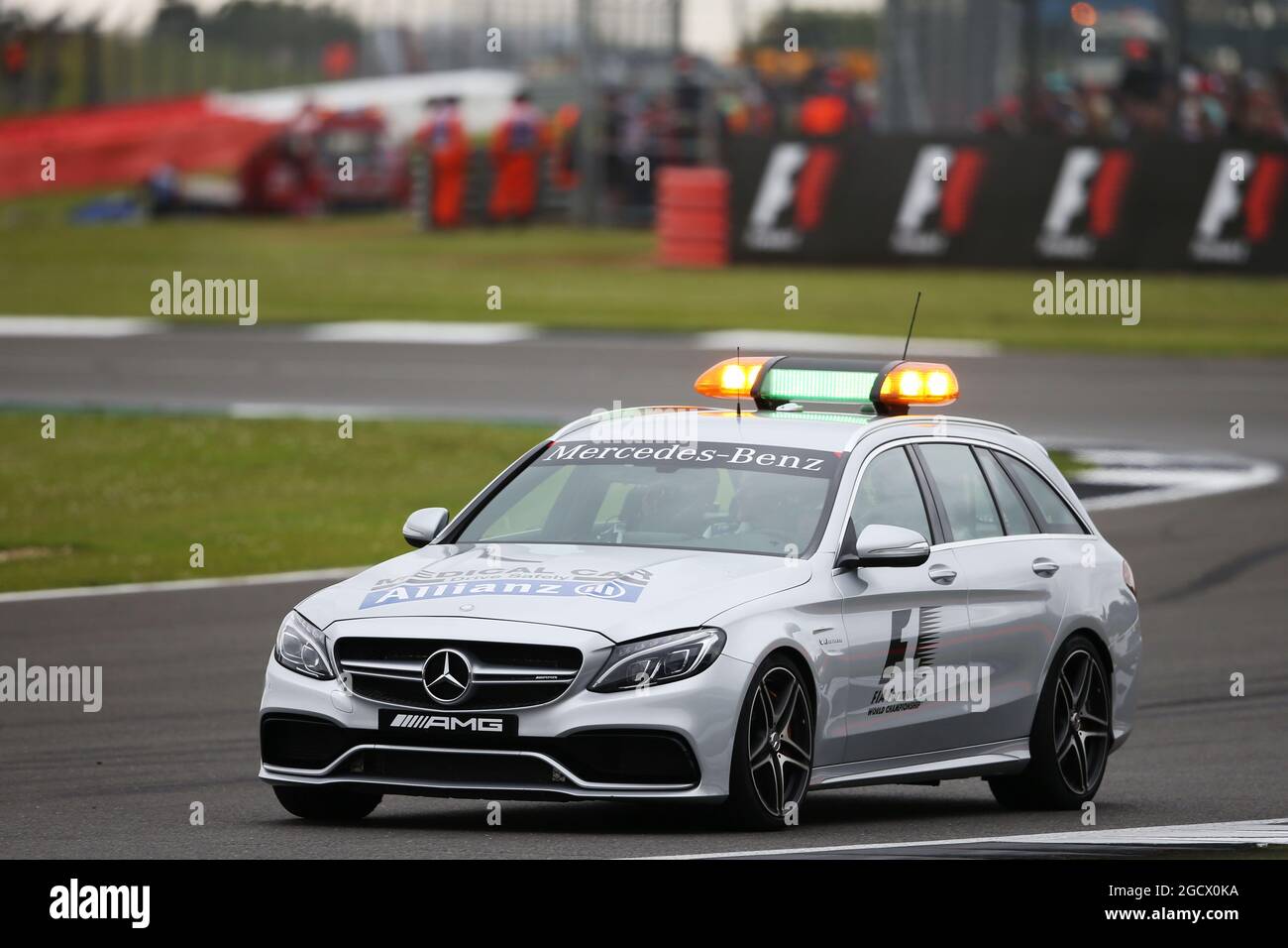 Marcus Ericsson (SWE) Sauber C35 è preso nella FIA Medical Car dopo che si è schiantato nella terza sessione di prove. Gran Premio di Gran Bretagna, sabato 9 luglio 2016. Silverstone, Inghilterra. Foto Stock