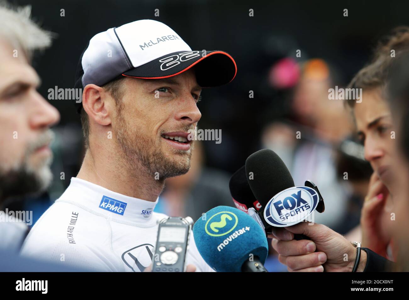 Jenson Button (GBR) McLaren con i media. Gran Premio di Gran Bretagna, sabato 9 luglio 2016. Silverstone, Inghilterra. Foto Stock