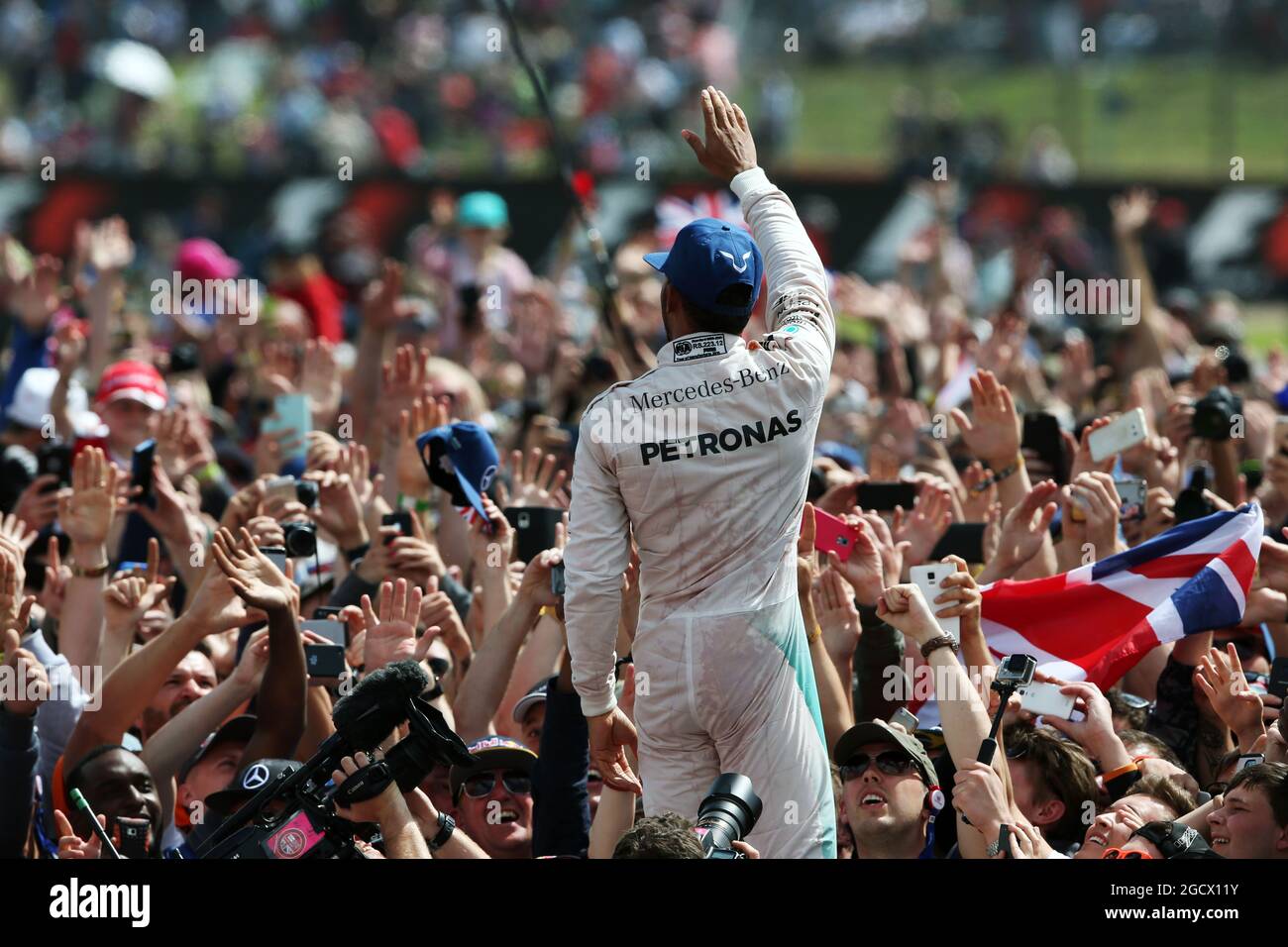 Il vincitore della gara Lewis Hamilton (GBR) Mercedes AMG F1 festeggia con i tifosi. Gran Premio di Gran Bretagna, domenica 10 luglio 2016. Silverstone, Inghilterra. Foto Stock