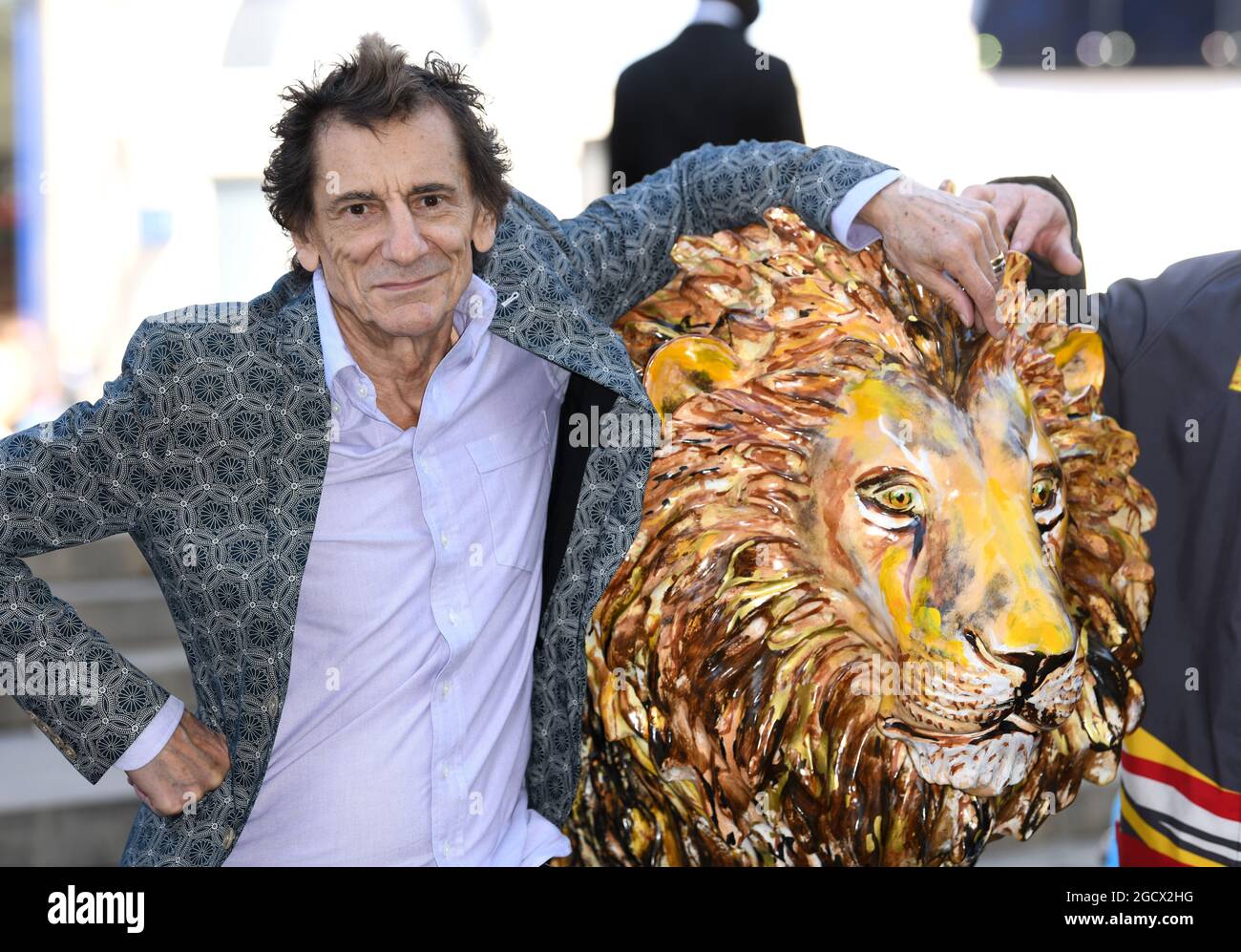 Londra, Regno Unito. 10 agosto 2021. Londra, Regno Unito. 10 agosto 2021, Londra. Ronnie Wood partecipa al lancio del Tusk Lion Trail, un'installazione d'arte globale a sostegno della conservazione africana nella Giornata Mondiale del Leone, Piccadilly Circus. Credit: Doug Peters/Alamy Live News Foto Stock