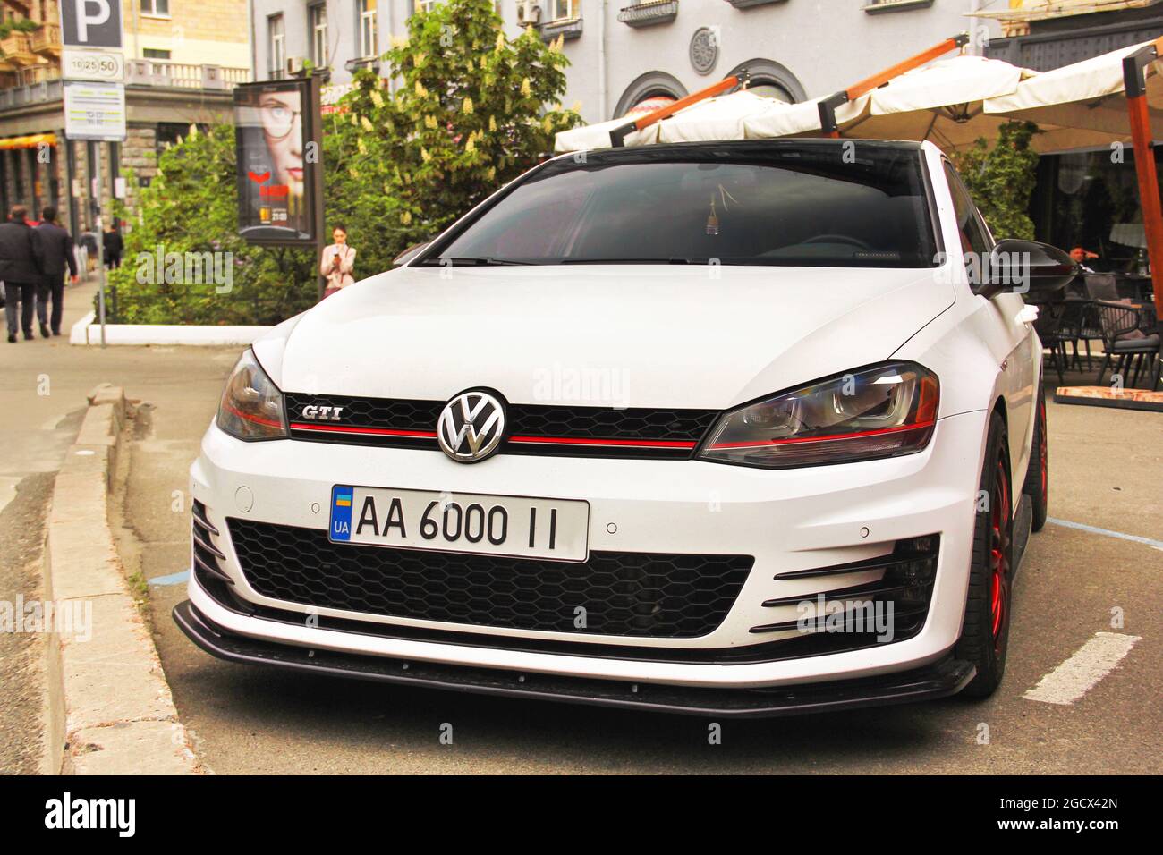 Kiev, Ucraina - 3 maggio 2019: Volkswagen Golf GTI parcheggiato in città Foto Stock