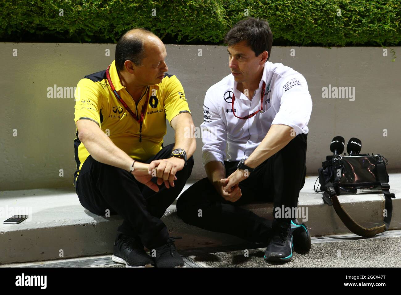 (Da L a R): Frederic Vasseur (fra) Renault Sport F1 Team Racing Director con Toto Wolff (GER) Mercedes AMG F1 azionista e Direttore Esecutivo. Foto Stock