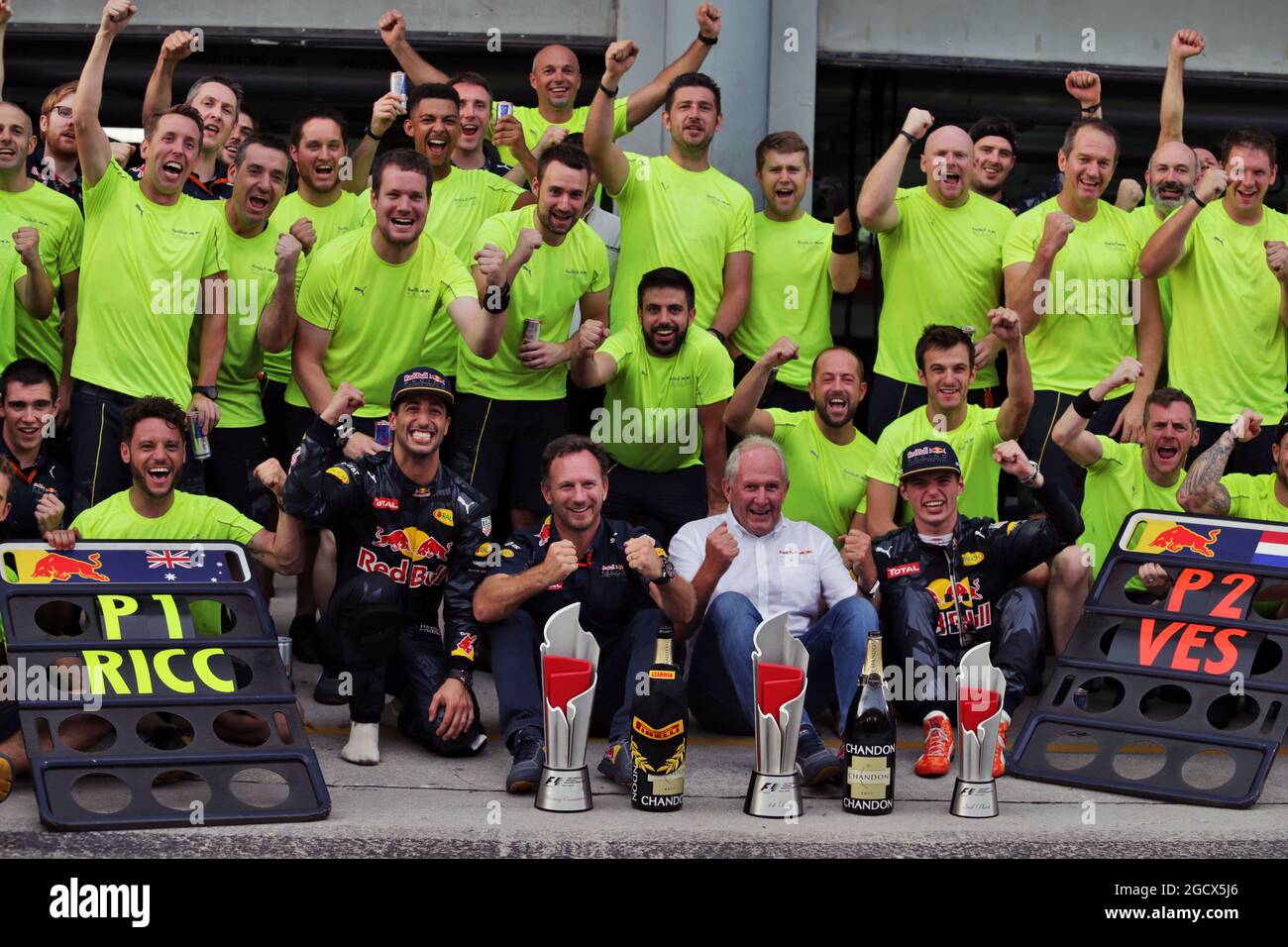 Il vincitore della gara Daniel Ricciardo (AUS) Red Bull Racing festeggia con il compagno di squadra Max Verstappen (NLD) Red Bull Racing, il Dr Helmut Marko (AUT) Red Bull Motorsport Consultant, Christian Horner (GBR) Red Bull Racing Team Principal, e il team. Gran Premio della Malesia, sabato 2 ottobre 2016. Sepang, Kuala Lumpur, Malesia. Foto Stock