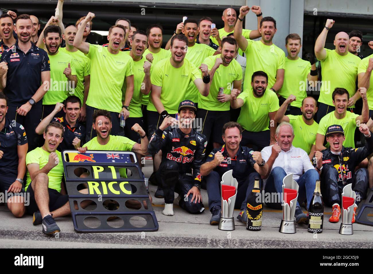 Il vincitore della gara Daniel Ricciardo (AUS) Red Bull Racing festeggia con il compagno di squadra Max Verstappen (NLD) Red Bull Racing, il Dr Helmut Marko (AUT) Red Bull Motorsport Consultant, Christian Horner (GBR) Red Bull Racing Team Principal, e il team. Gran Premio della Malesia, sabato 2 ottobre 2016. Sepang, Kuala Lumpur, Malesia. Foto Stock