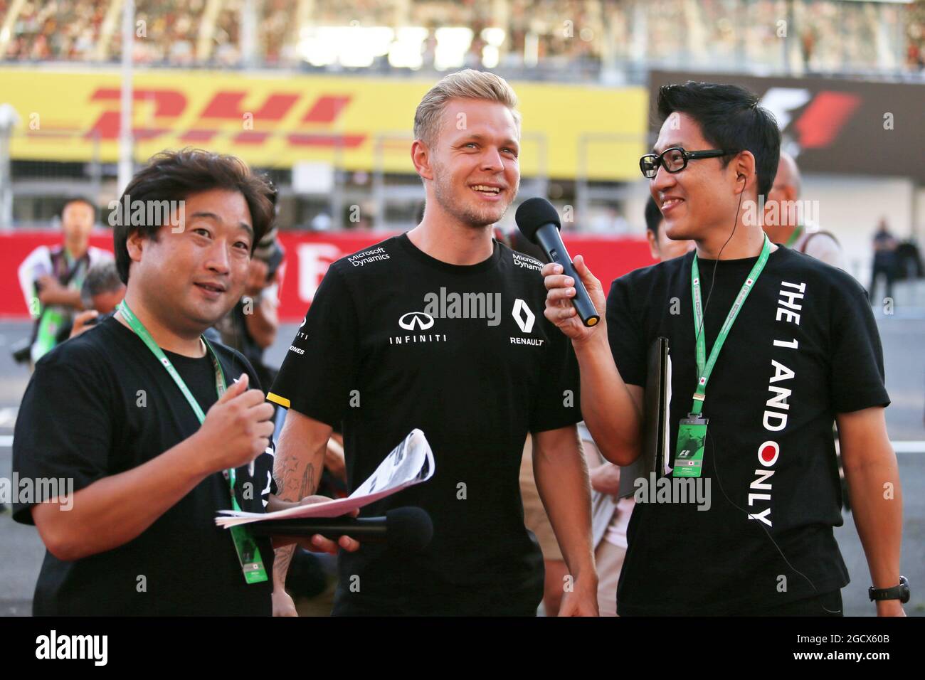 Kevin Magnussen (DEN) il Team Renault Sport F1 si rivolge ai tifosi della tribuna. Gran Premio del Giappone, giovedì 6 ottobre 2016. Suzuka, Giappone. Foto Stock