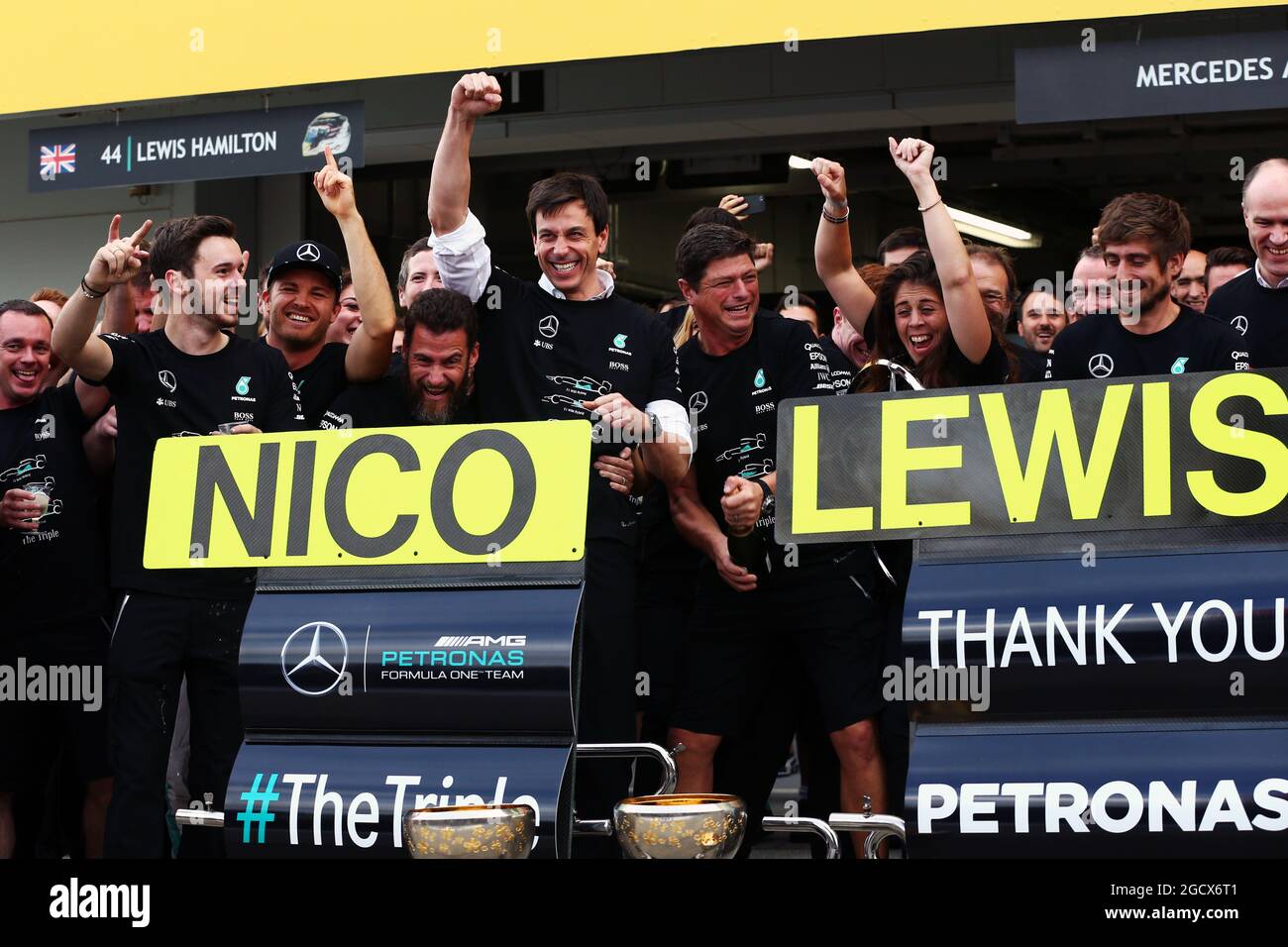 Toto Wolff (GER) Mercedes AMG F1 azionista e Direttore Esecutivo festeggia la vittoria del campionato costruttori con il vincitore della gara Nico Rosberg (GER) Mercedes AMG F1 e il team. Gran Premio del Giappone, domenica 9 ottobre 2016. Suzuka, Giappone. Foto Stock