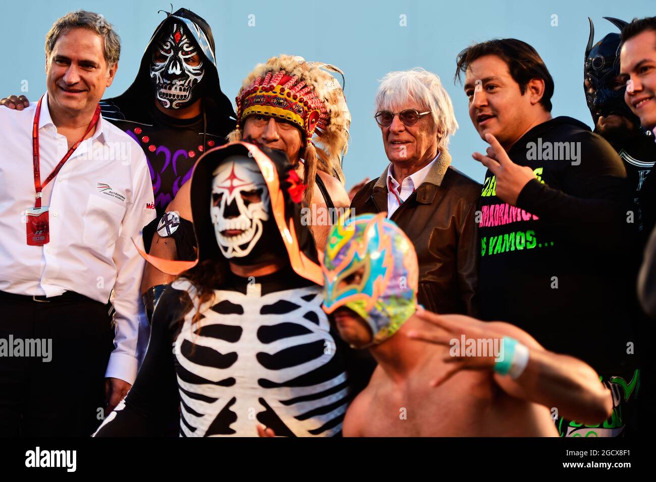 Bernie Ecclestone (GBR) con lottatori messicani. Gran Premio del Messico, giovedì 27 ottobre 2016. Città del Messico, Messico. Foto Stock