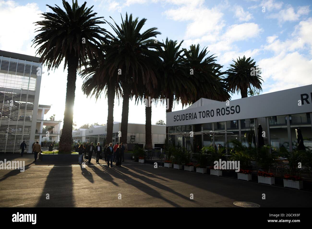 Il paddock. Gran Premio del Messico, sabato 29 ottobre 2016. Città del Messico, Messico. Foto Stock