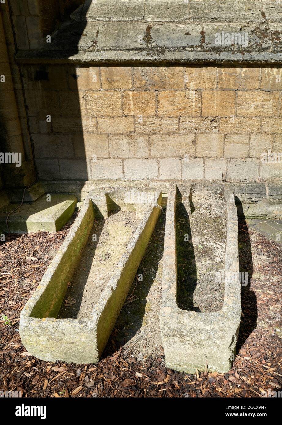 Vuoti bars medievali in pietra fuori dall'estremità orientale della cattedrale cristiana medievale a Peterborough, Inghilterra. Foto Stock