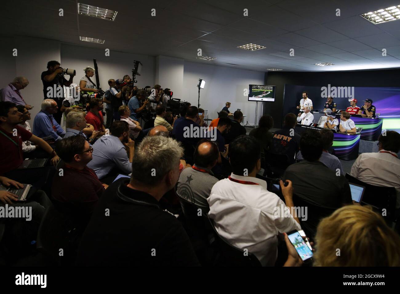 La conferenza stampa della FIA (dalla fila posteriore (da L a R)): Daniel Ricciardo (AUS) Red Bull Racing; Sebastian Vettel (GER) Ferrari; Max Verstappen (NLD) Red Bull Racing; Charlie Whiting (GBR) FIA Delegate; Lewis Hamilton (GBR) Mercedes AMG F1; Felipe massa (BRA) Williams; Nico Rosberg (GER) Mercedes AMG F1. Gran Premio del Brasile, giovedì 10 novembre 2016. San Paolo, Brasile. Foto Stock